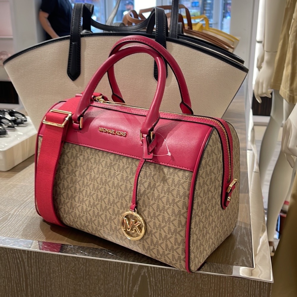 Michael Kors med Duffle Travel - Leather/Coated
Carmine Pink
MD DUFFLE
NWT - Picture 15 of 16
